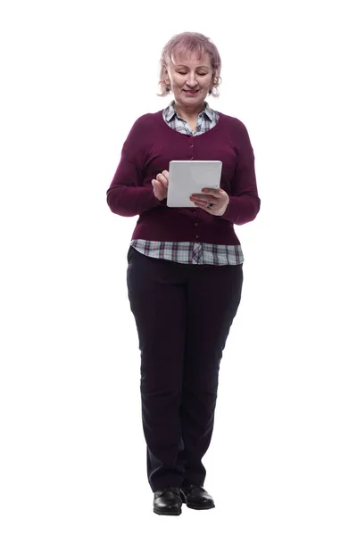 Femme mûre avec une tablette numérique. isolé sur un blanc — Photo