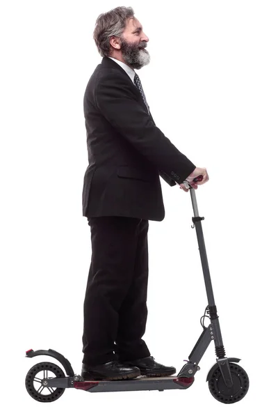 Hombre de negocios con un scooter eléctrico mirando hacia el futuro. aislado en un blanco —  Fotos de Stock