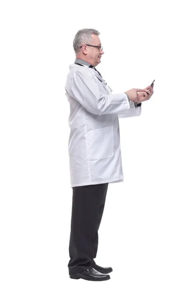 Vista lateral del médico masculino mirando la pantalla del teléfono inteligente con sonrisa —  Fotos de Stock