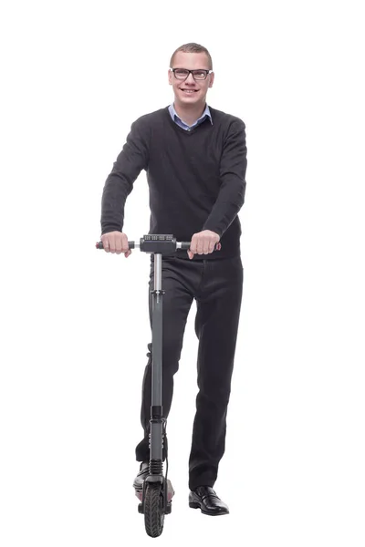 スクーターに乗って若い男の完全な長さの肖像画 — ストック写真