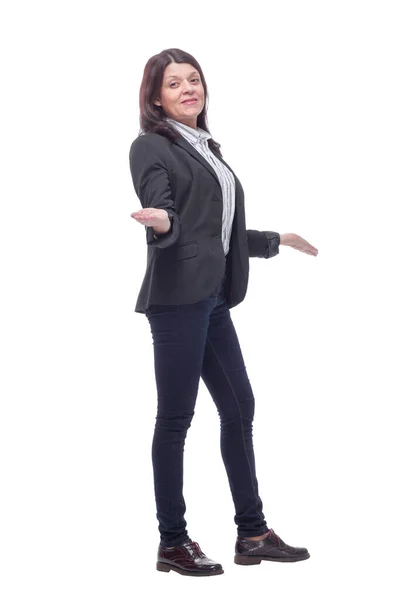 Vista laterale della donna sorridente con le braccia incrociate — Foto Stock