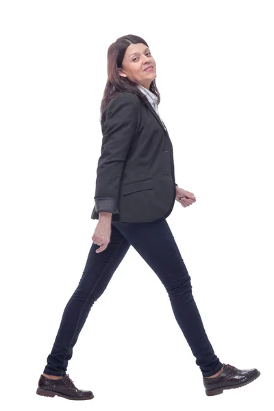 Vista lateral de una mujer casual caminando y mirando hacia adelante — Foto de Stock