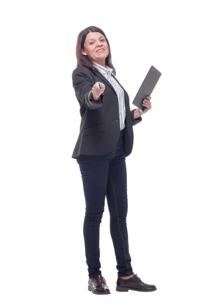 Eine kaukasische Geschäftsfrau macht sich Notizen auf einem Klemmbrett — Stockfoto