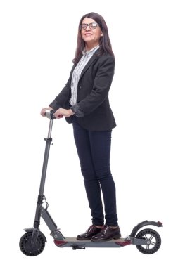 Beyaz arka planda elektrikli scooterla gezen kadının yan görüntüsü