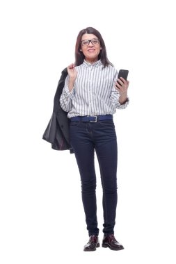 Beyaz arka planda izole edilmiş akıllı bir telefonu kullanan ve okuyan güzel bir kadın.