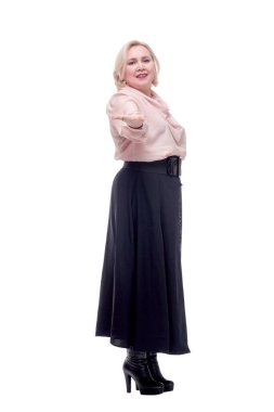 Kamerayı gösteren güzel bir genç kadın.