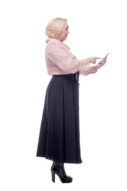 Birden fazla dokunmatik ekranda parmakları olan sarışın bir kadının yan görüntüsü