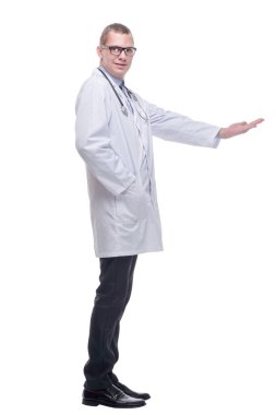 Arkadaş canlısı doktorun portresi izole edilmiş stüdyoyu işaret ediyor.