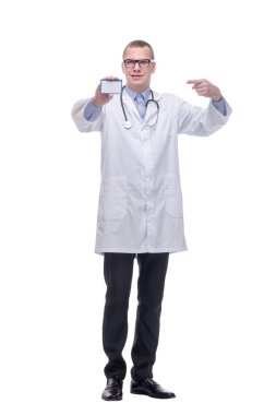 Genç gülümseyen doktor kartviziti boş tutuyor.