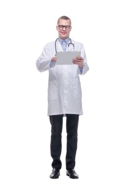 Tablet bilgisayarlı gülümseyen doktor. Beyaz arkaplan üzerinde izole edilmiş.