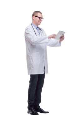 Dijital tablet kullanan kendine güvenen bir doktor. Beyaz arkaplanda izole