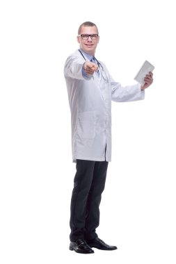 Dijital tablet kullanan kendine güvenen bir doktor. Beyaz arkaplanda izole