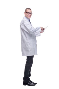 Steteskoplu bir doktor tablet kullanıyor.