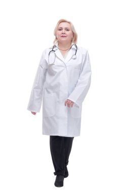 Kadın doktor kameraya doğru gülümsüyor.