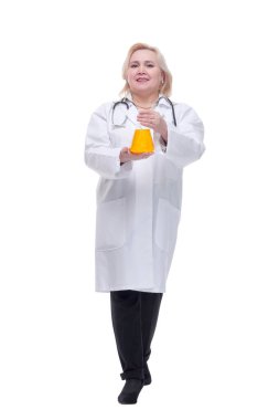 Laboratuvarda sıvılarla çalışan genç bir bilim kadını.