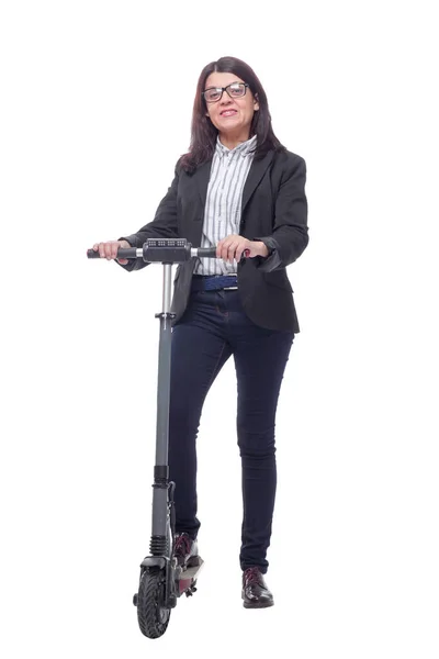 Mulher bonita feliz de pé perto de scooter pontapé — Fotografia de Stock