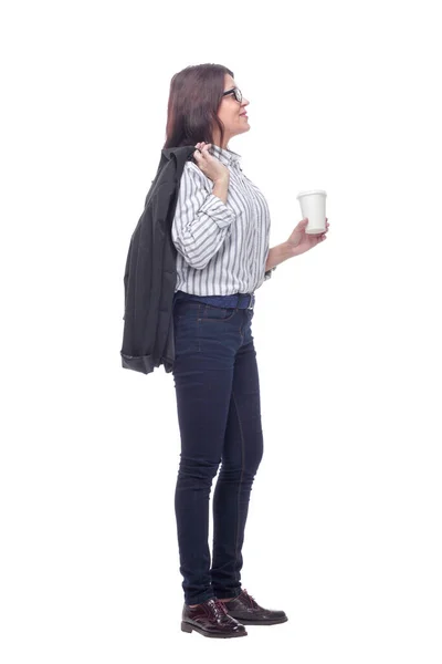 Vista laterale di una bella donna d'affari sorridente che indossa una camicetta bianca e tiene la sua tazza di carta di caffè — Foto Stock