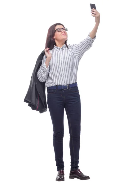 Friendly caucasian woman with medium hair in jeans using mobile phone to make a selfie — Stock Photo, Image