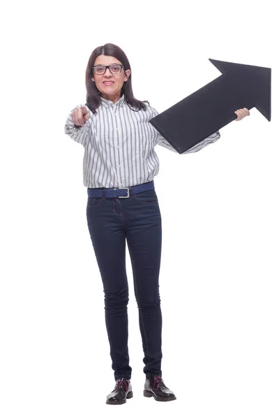 Όμορφη επιχειρηματίας κρατώντας ένα μαύρο σημάδι βέλος κατεύθυνση, πάνω από ένα λευκό φόντο — Φωτογραφία Αρχείου