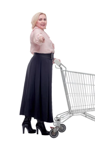 Szczęśliwa blondynka z wózkiem na zakupy w sezonie wyprzedaży — Zdjęcie stockowe