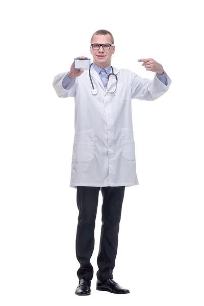 Молодой улыбающийся доктор держит визитку. — стоковое фото