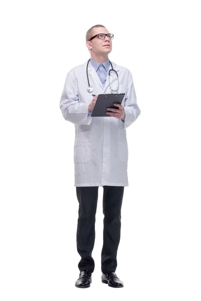 Glücklich lächelnder Arzt, der auf Klemmbrett schreibt, isoliert auf weißem Hintergrund — Stockfoto