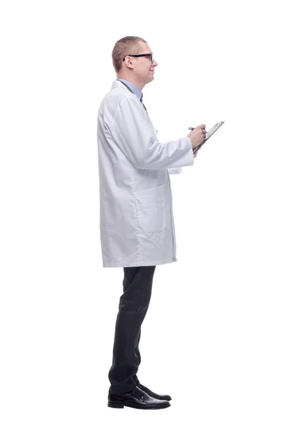 Щасливий усміхнений лікар пише на кишені, ізольований на білому тлі — стокове фото