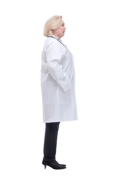 Bella donna medico donna braccio incrociato con sorriso isolato su sfondo bianco — Foto Stock
