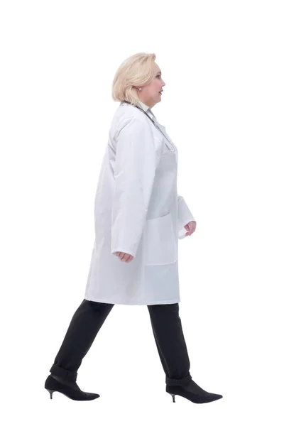 Γυναίκα γιατρός περπατά προς την κάμερα χαμογελώντας — Φωτογραφία Αρχείου