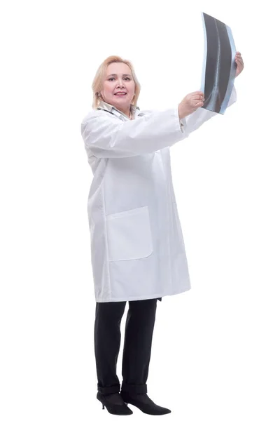 Hezký doktor při sledování rentgenu pacienta — Stock fotografie