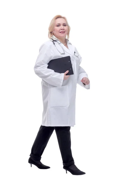 Portrét atraktivní doktorky kráčející s podložkou — Stock fotografie