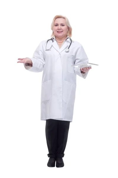 Kobieta-lekarz używająca tabletki cyfrowej i nosząca biały płaszcz — Zdjęcie stockowe