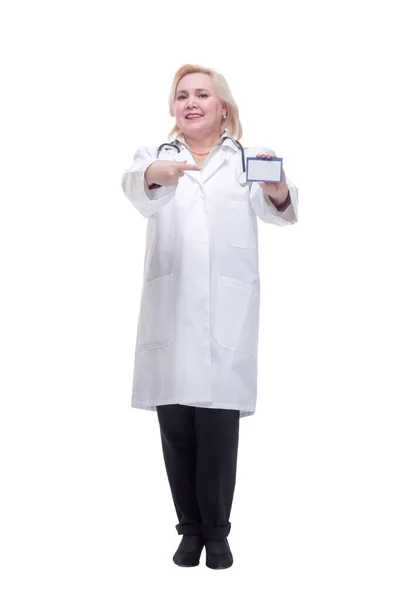 Ιατρός δείχνει επαγγελματική κάρτα σημάδι, κενό με αντίγραφο χώρου για κείμενο ή σχεδιασμό — Φωτογραφία Αρχείου