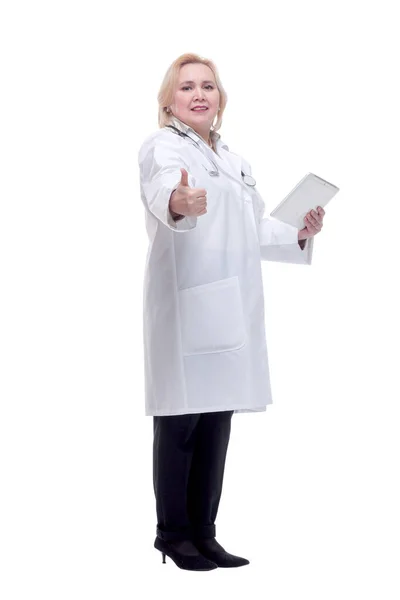 Žena lékař se stetoskopem psát na tabletu — Stock fotografie