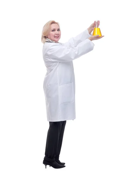 Красивые женщины врач медицинский костюм держа стакан — стоковое фото