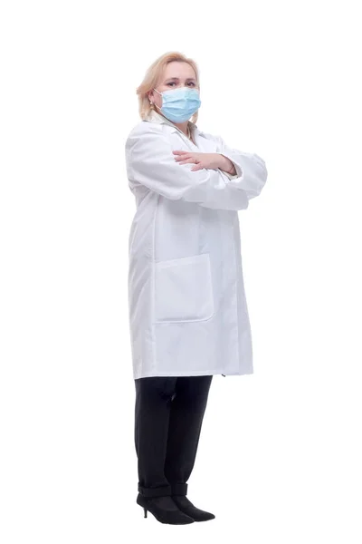 Médico de meia idade mulher usando máscara apontando com o dedo para a câmera e para você — Fotografia de Stock