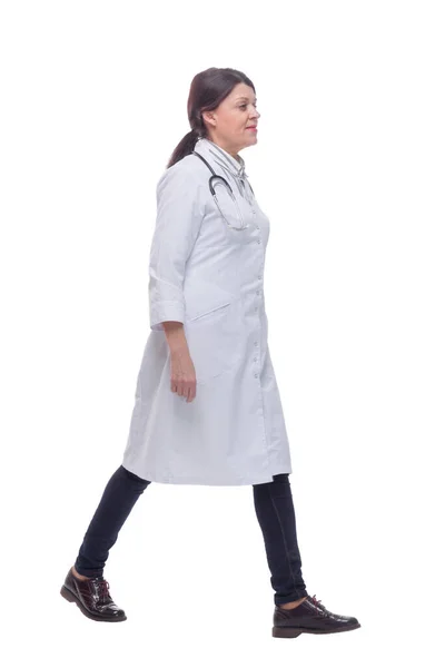 Ritratto a figura intera di medico donna che cammina verso la fotocamera sorridente — Foto Stock