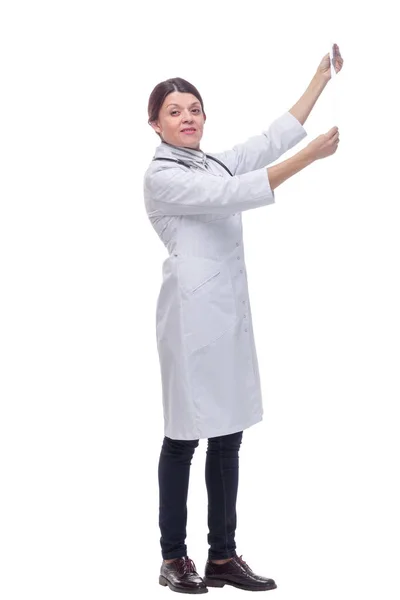 Seitenansicht eines netten Arztes, der einen Patienten röntgt — Stockfoto