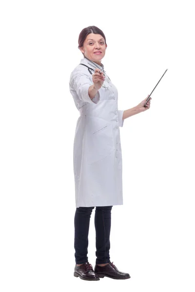 Full längd sida syn på kaukasisk kvinnlig läkare skriver på en Urklipp — Stockfoto