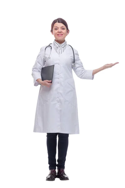 Gelukkig glimlachende vrouwelijke arts houden klembord — Stockfoto