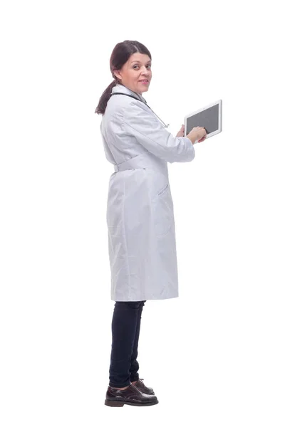 Mujer sonriente médico o enfermera con tablet PC mostrando los pulgares hacia arriba — Foto de Stock