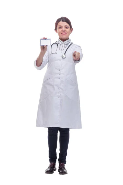 Πορτρέτο του χαρούμενου χαμογελαστού νεαρή γυναίκα γιατρός δείχνει κενή επαγγελματική κάρτα ή πρόσκληση — Φωτογραφία Αρχείου