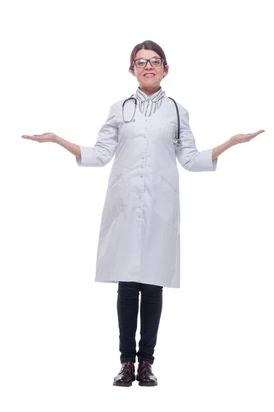 Médico sonriente mujer con estetoscopio. Aislado sobre fondo blanco. —  Fotos de Stock