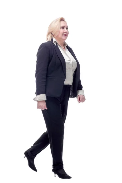 Felice donna d'affari a piedi verso la fotocamera e sorridente — Foto Stock