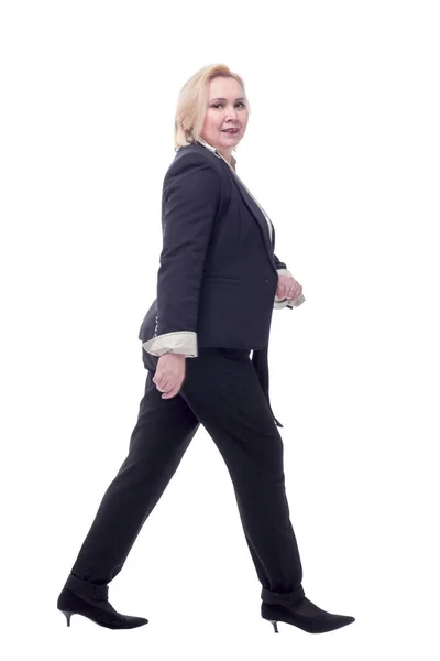 Mulher de negócios feliz caminhando em direção à câmera e sorrindo — Fotografia de Stock