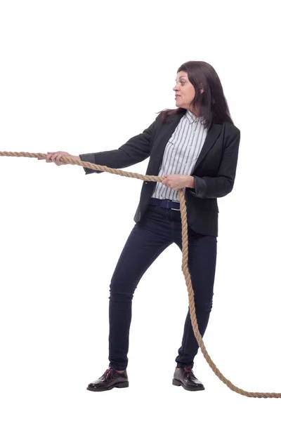 Ganzes Porträt einer Geschäftsfrau, die im Tauziehen ein Seil zieht — Stockfoto