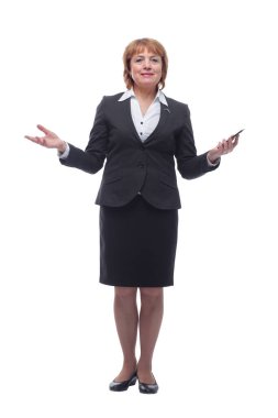 Beyaz arka planda telefon stüdyosu portresi olan kıdemli iş kadını.