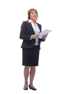 Siyah takım elbiseli yetişkin bir kadın elinde kağıtlarla, beyazlar içinde soyutlanmış.