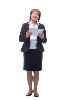 Tablet bilgisayarlı gülümseyen iş kadınının ön görüntüsü