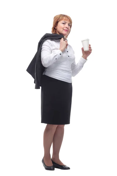 Tourné de heureux senior femme d'affaires expérimentée avec boissons café à emporter — Photo